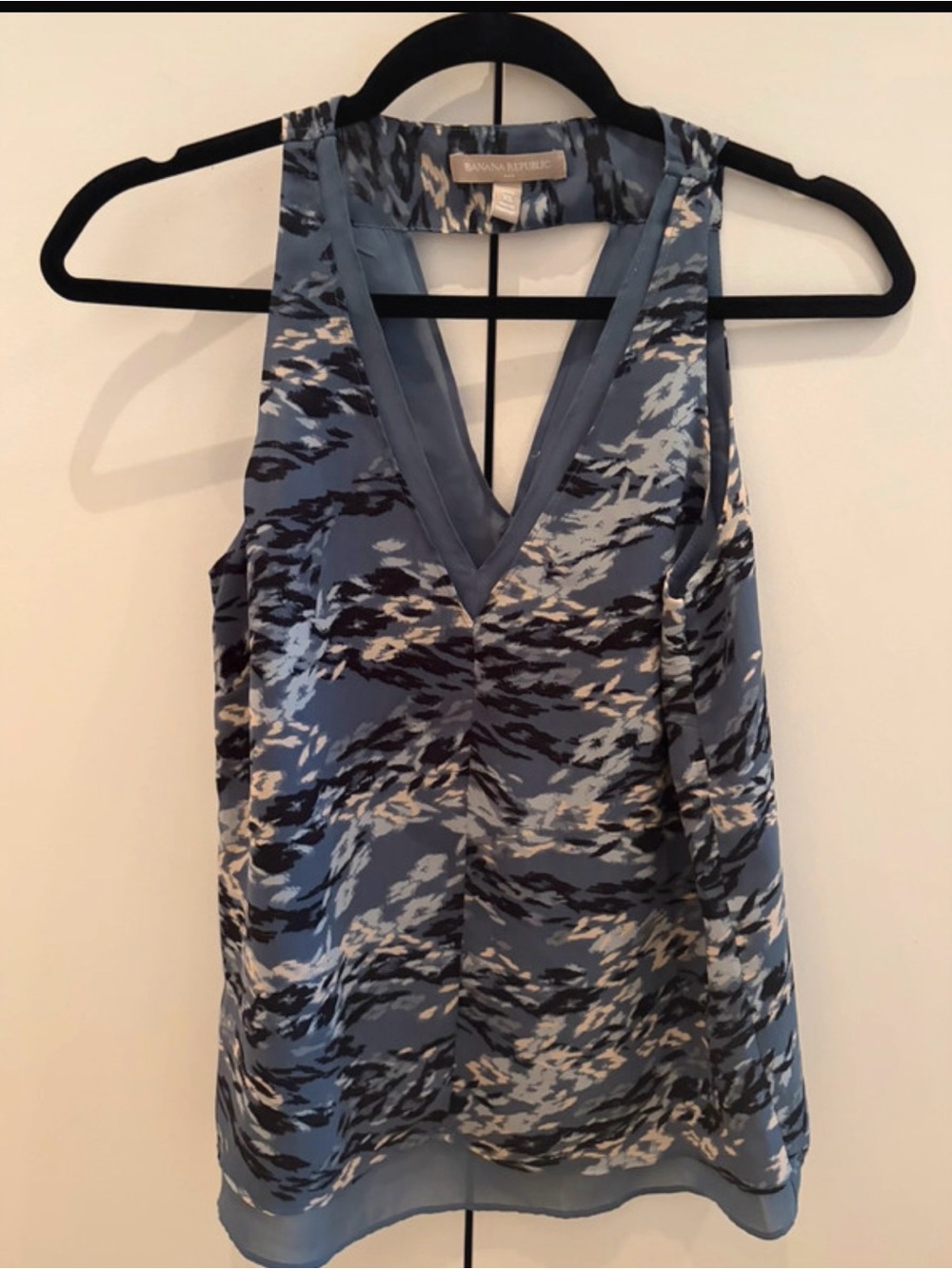 Banana Republic Blue Patterned V-Neck Sleeveless Camisole